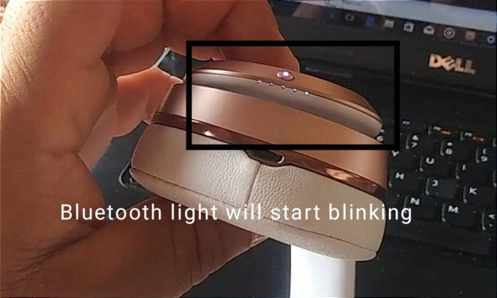 Blinking bluetooth light on headphone to add beats to laptop